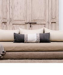 OURCOMMONPLACE<br />
Decor A low-to-the-ground neutral couch in front of a rustic door.